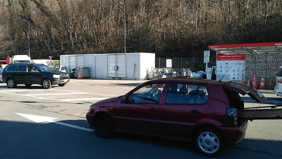 dechargement d encombrants devant la donnerie de la decheterie de vaise a lyon 9