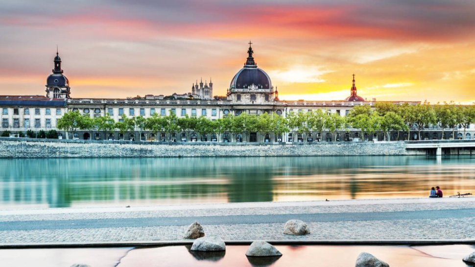 le grand hotel dieu a lyon vu depuis les quais au coucher du soleil