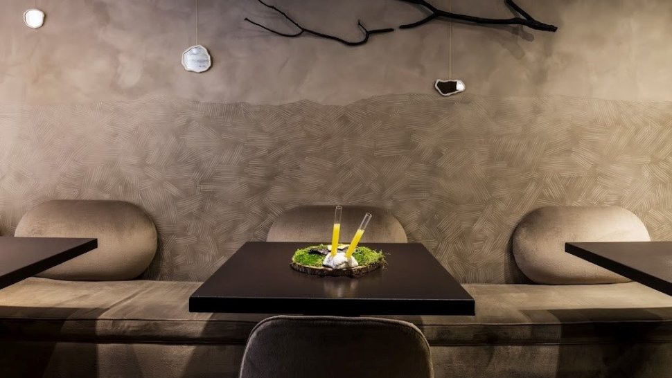table banquette style brut nature restaurant gastronomique jeremy galvan lyon