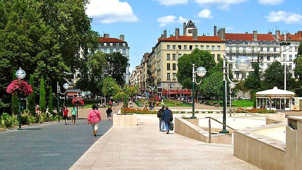 belle vue sur la place carnot avec le carrousel du lutin park